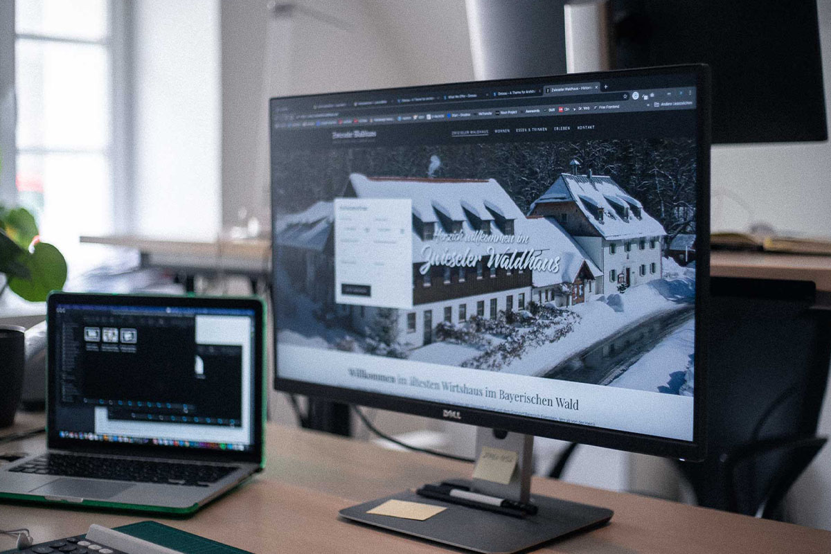 Zwieseler Waldhaus Webdesign Desktop und Macbook Mockup