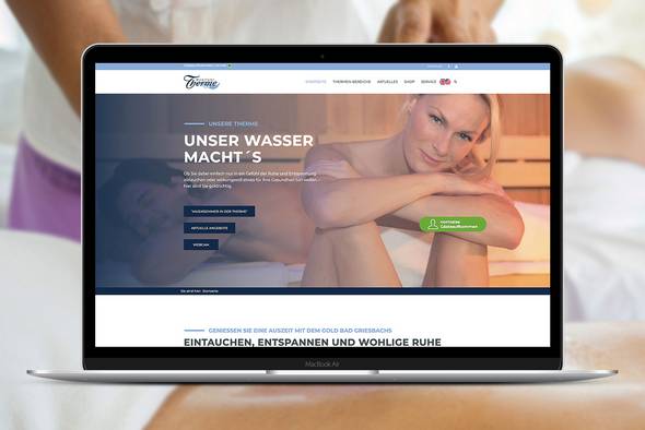 Die Homepage der Wohlfühl Therme auf einem Laptop-Bildschirm