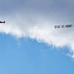 Flugzeug zieht Bannerwerbung