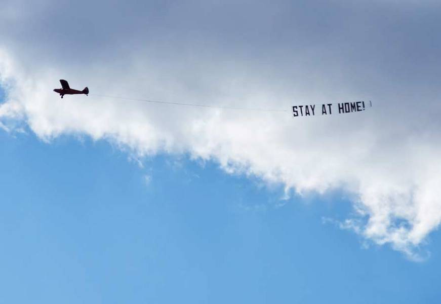 Flugzeug zieht Bannerwerbung