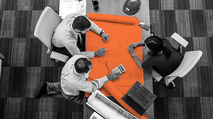 Online Recruiting Gruppenbesprechung eines Projekt am Arbeitsplatz