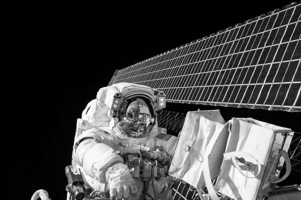 astronaut und raumstation schwarz weiß