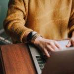 person tippt am laptop beitragsbild für blogbeitrag