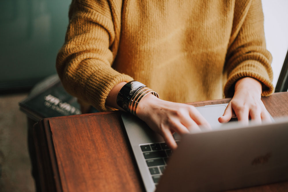 person tippt am laptop beitragsbild für blogbeitrag