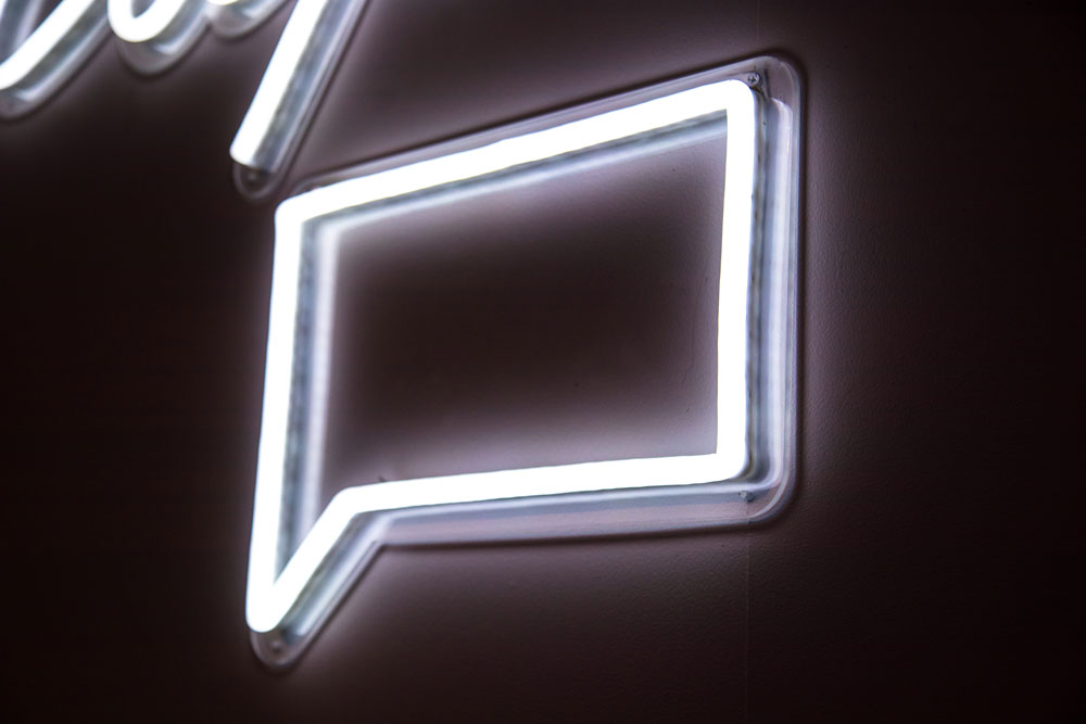 sprechblase als neonschild