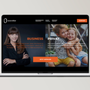 Laptop zeigt Fotografie-Website mit Business- und Privatangeboten für professionelle Fotos.