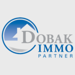 Dobak Immo Partner Logo - blau auf grauem Hintergrund