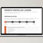 Auf dem Monitor des Laptops ist die Seite mit dem Ausfüllen der Anwendung für die Website-Erstellung geöffnet