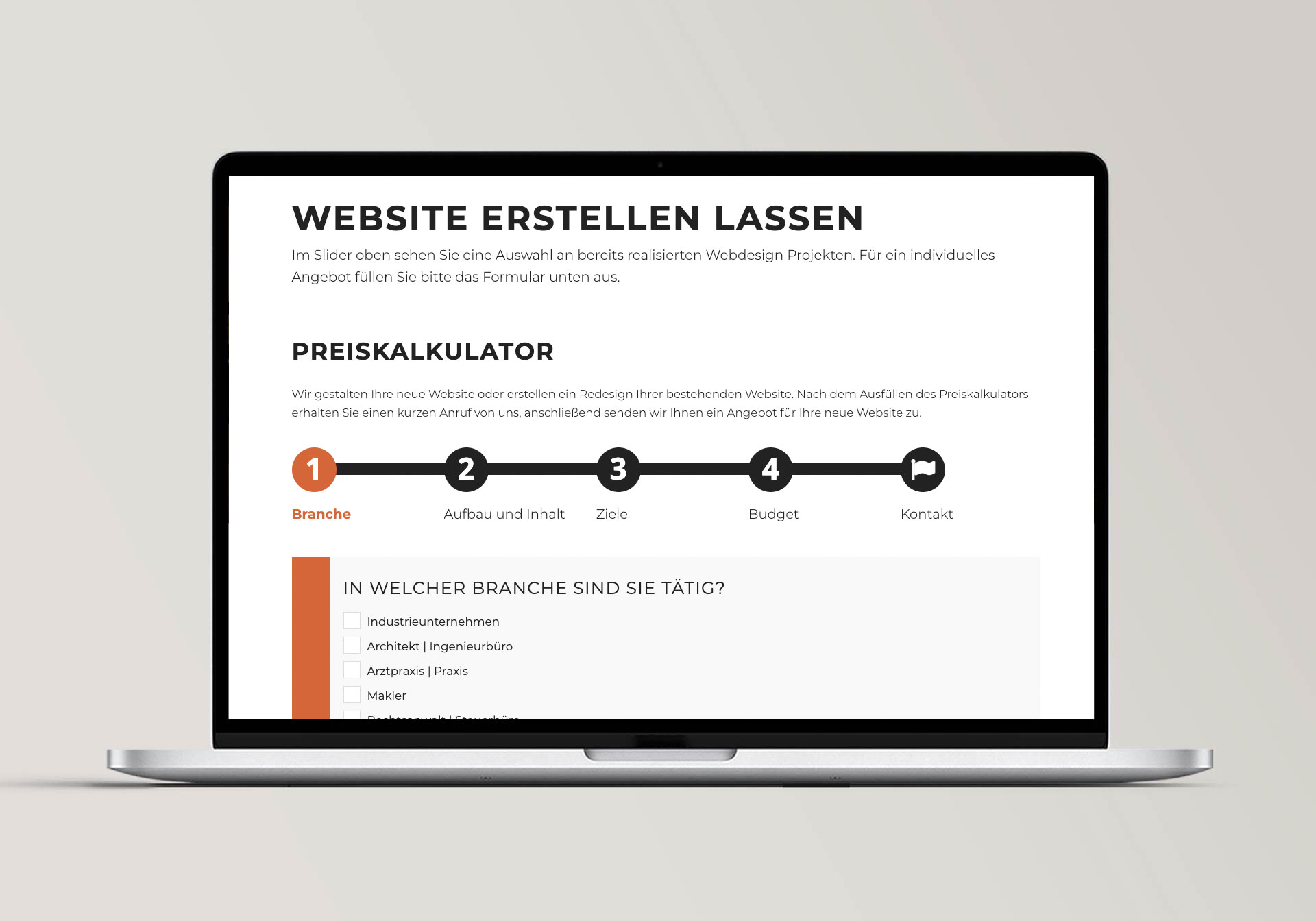 Auf dem Monitor des Laptops ist die Seite mit dem Ausfüllen der Anwendung für die Website-Erstellung geöffnet