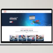 Laptop zeigt chinesische Micro-Epsilon-Webseite mit 3D-Sensor-Technologie.