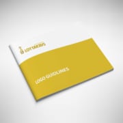 Gelbes Lottakids Logo-Richtlinienbuch auf weißem Hintergrund.