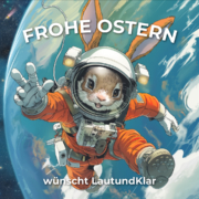 Osterhase in Astronautenanzug schwebt in Galaxie