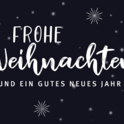 "Frohe Weihnachten" auf dunkelblauem Hintergrund umgeben von Sternen und Planeten