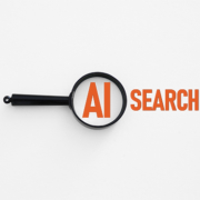 Lupe mit dem Text AI Search, symbolisiert künstliche Intelligenz bei Suchvorgängen.