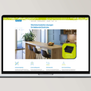 Laptop zeigt Website mit Küchen- und Pflanzenlösung von Florever.