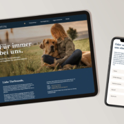 Tablet und Smartphone zeigen Website von Lichtung Tierbestattungen mit Kontaktoptionen.