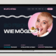 Laptop mit ansprechender Website CATCH-FREE und fröhlicher Person, die Fischgerichte präsentiert.