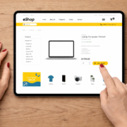 Hand mit rotem Nagellack wählt einen 16-Zoll-Laptop auf einem Tablet im eShop aus.