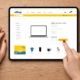 Hand mit rotem Nagellack wählt einen 16-Zoll-Laptop auf einem Tablet im eShop aus.