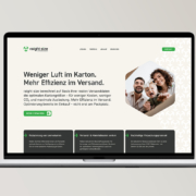 Laptop mit einer Webseite, die Effizienz im Versand durch reduzierte Luft im Karton betont.