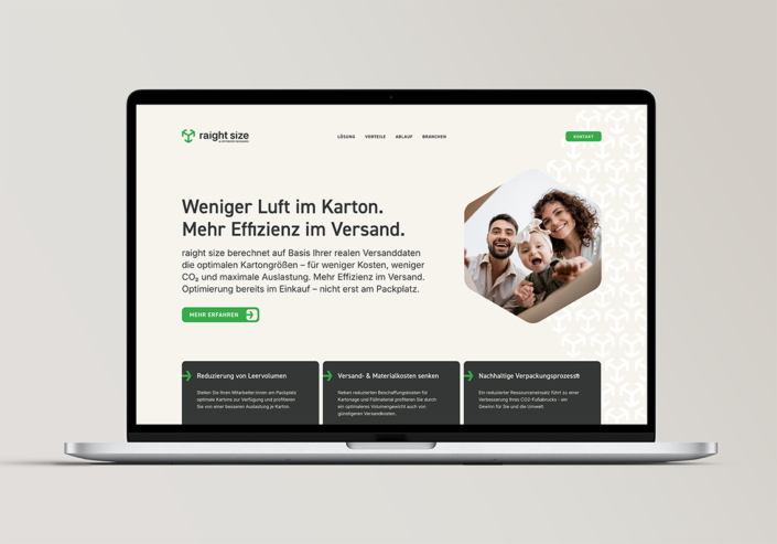 Laptop mit einer Webseite, die Effizienz im Versand durch reduzierte Luft im Karton betont.