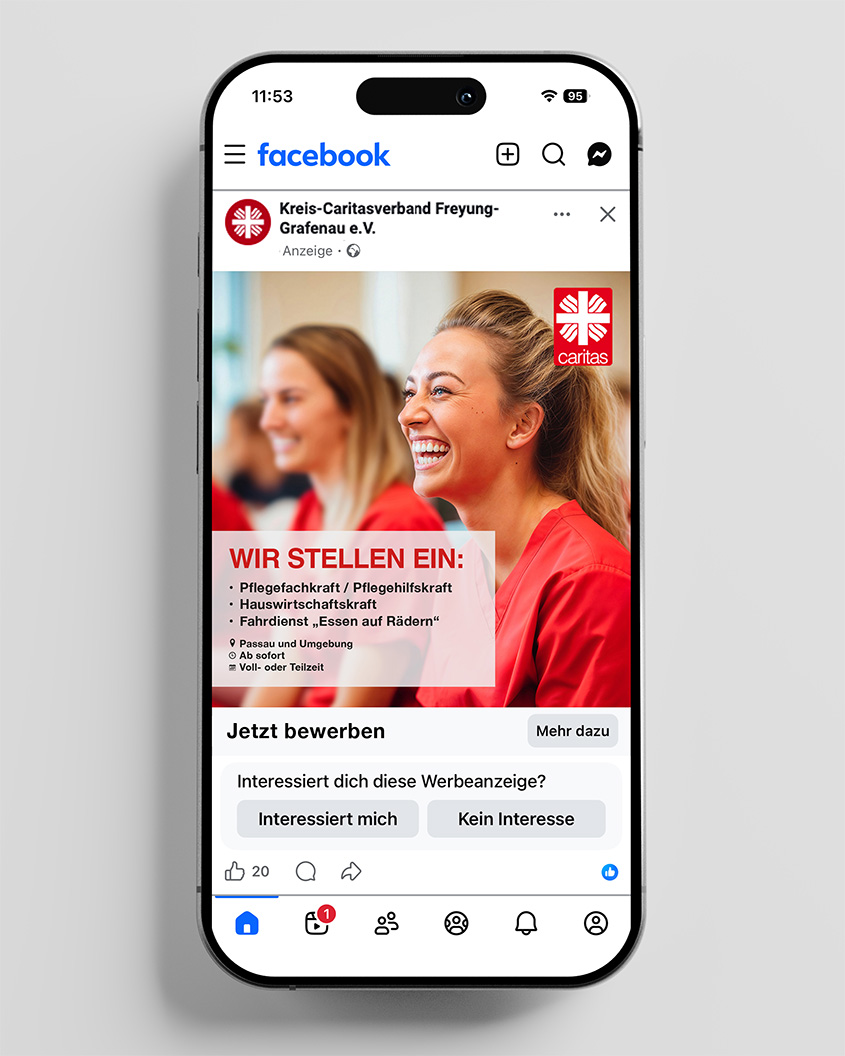 Lächelnde Mitarbeiterin in rotem Outfit, Anzeige zu Stellenangeboten der Caritas.